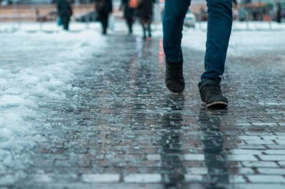 В Польше мужчина скончался, посыпая тротуар песком против гололедицы